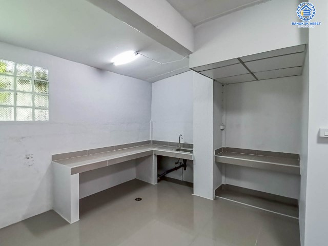 ทาวน์เฮ้าส์มือสองย่านกรุงเทพฯ ม.พระปิ่น2 ติดถ.บรมราชชนนี เนื้อที่ 18 ตร.ว. ฟังก์ชัน 2 ห้องนอน 2 ห้องน้ำ 1 ที่จอดรถ รีโนเวทใหม่ เปลี่ยนสุขภัณฑ์ ต่อเติมครัว พร้อมอยู่ บนทำเลดี เชื่อมต่อถ.พุทธมณฑลสาย2, ถ.กาญจนาภิเษก ใกล้ม.มหิดล และทางด่วน "ศรีรัช"